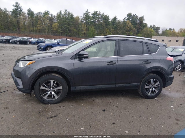 JTMRFREV8JJ182413 Toyota Rav4 Xle