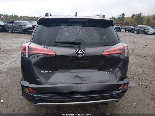 JTMRFREV8JJ182413 Toyota Rav4 Xle