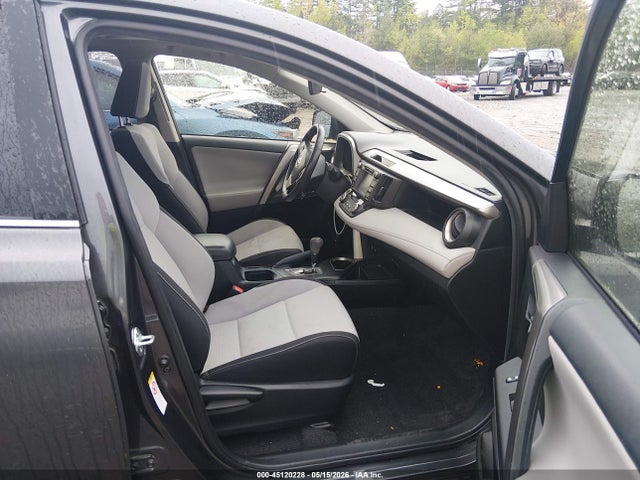 JTMRFREV8JJ182413 Toyota Rav4 Xle