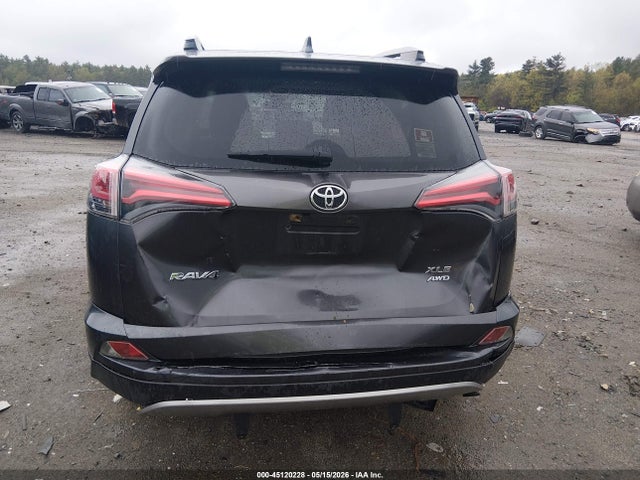 JTMRFREV8JJ182413 Toyota Rav4 Xle