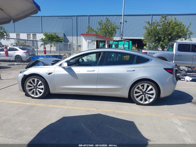 45121045 :رقم المزاد ، 5YJ3E1EB1JF091085 vin ، 2018 Tesla Model 3 Long Range/performance مزاد بيع
