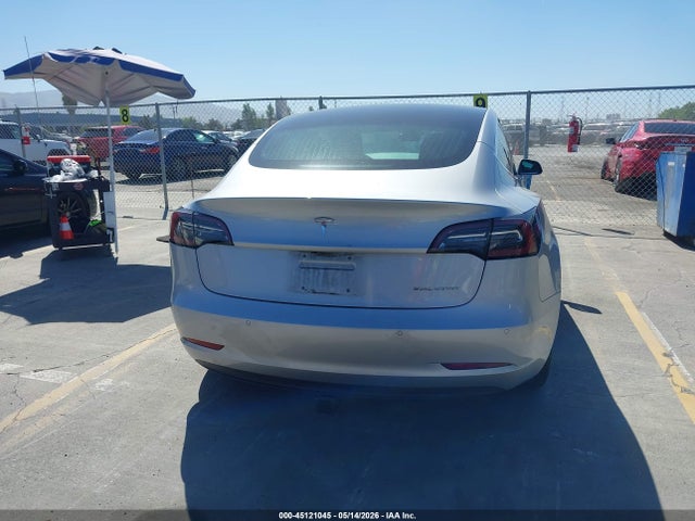 45121045 :رقم المزاد ، 5YJ3E1EB1JF091085 vin ، 2018 Tesla Model 3 Long Range/performance مزاد بيع