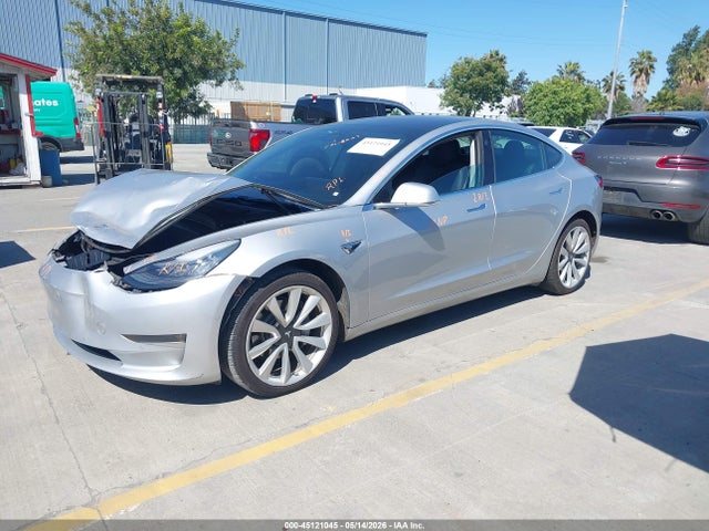 45121045 :رقم المزاد ، 5YJ3E1EB1JF091085 vin ، 2018 Tesla Model 3 Long Range/performance مزاد بيع