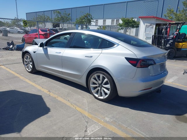 45121045 :رقم المزاد ، 5YJ3E1EB1JF091085 vin ، 2018 Tesla Model 3 Long Range/performance مزاد بيع