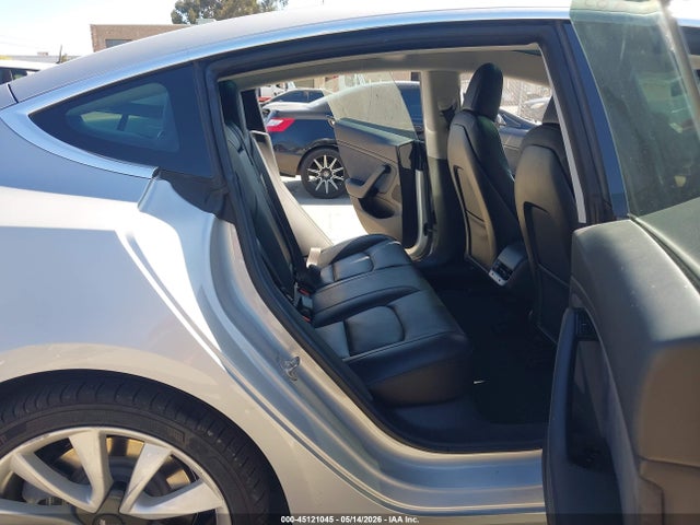 45121045 :رقم المزاد ، 5YJ3E1EB1JF091085 vin ، 2018 Tesla Model 3 Long Range/performance مزاد بيع