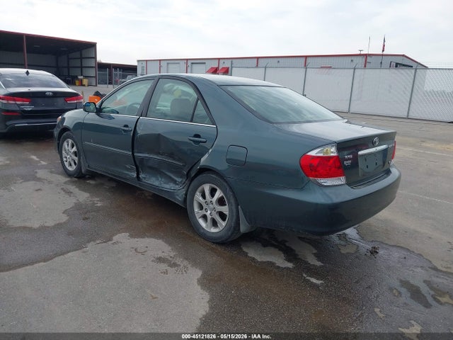 45121826 :رقم المزاد ، 4T1BF30K65U110735 vin ، 2005 Toyota Camry Xle V6 مزاد بيع