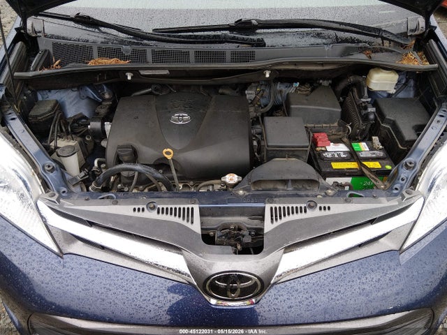 45122031 :رقم المزاد ، 5TDYZ3DC3JS942704 vin ، 2018 Toyota Sienna Xle 8 Passenger مزاد بيع