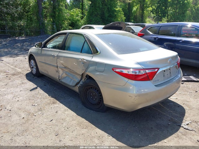 45124105 :رقم المزاد ، 4T1BF1FK0HU716323 vin ، 2017 Toyota Camry Le مزاد بيع