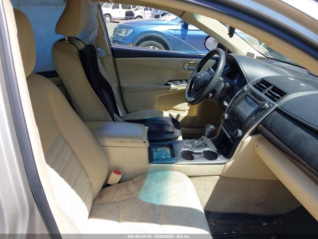 45124105 :رقم المزاد ، 4T1BF1FK0HU716323 vin ، 2017 Toyota Camry Le مزاد بيع