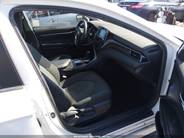 2022 Toyota Camry Le მანქანა იყიდება აუქციონზე, vin: 4T1C11AK3NU681010, აუქციონის ნომერი: 45124425