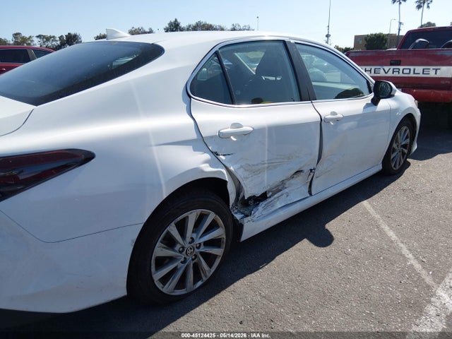 2022 Toyota Camry Le მანქანა იყიდება აუქციონზე, vin: 4T1C11AK3NU681010, აუქციონის ნომერი: 45124425