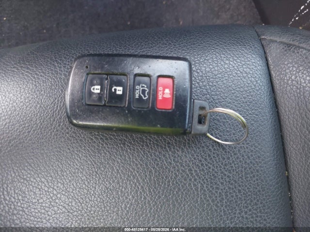 2T3NFREV8GW298283 Toyota RAV4 SE