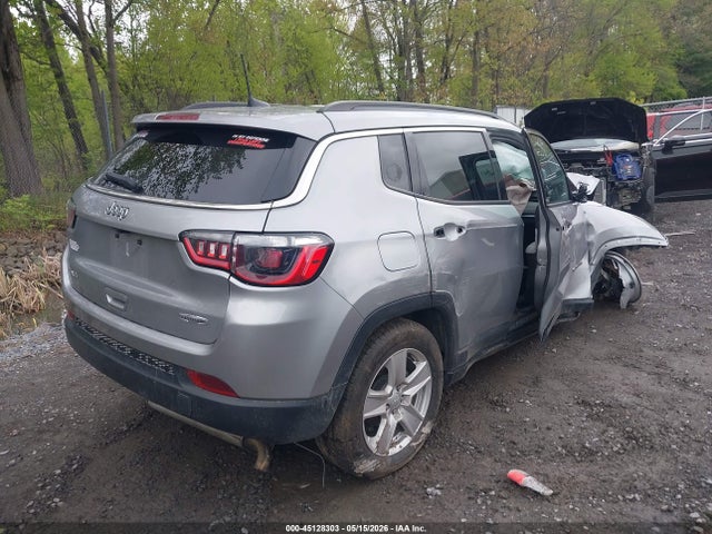 45128303 :رقم المزاد ، 3C4NJDBB3NT131555 vin ، 2022 Jeep Compass Latitude 4x4 مزاد بيع