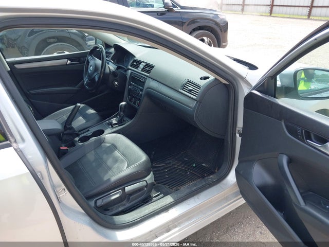 1VWAT7A35FC047610 Volkswagen Passat 1.8t Wolfsburg Edition