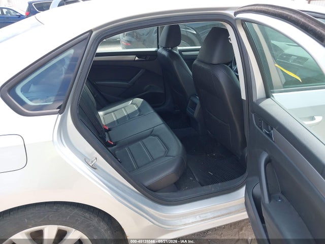 1VWAT7A35FC047610 Volkswagen Passat 1.8t Wolfsburg Edition