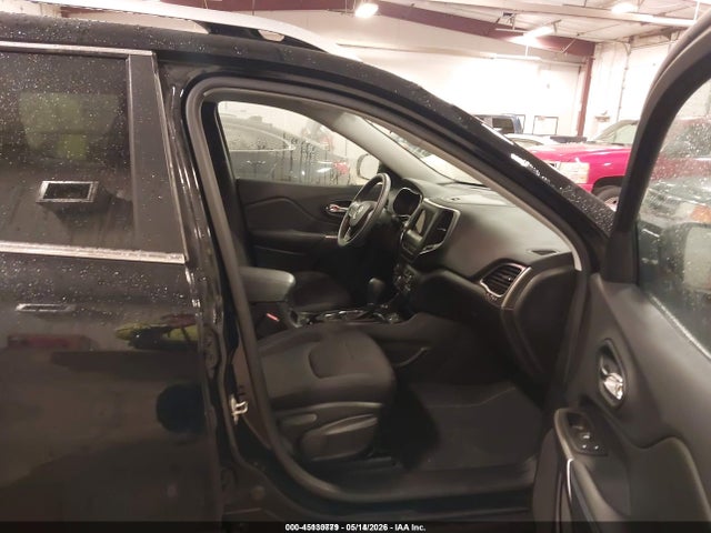45130779 :رقم المزاد ، 1C4PJMCB0KD429943 vin ، 2019 Jeep Cherokee Latitude 4x4 مزاد بيع