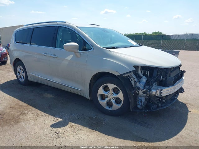 Продажа на аукционе авто 2017 Chrysler Pacifica Touring-l Plus, vin: 2C4RC1EG2HR577169, номер лота: 45131479