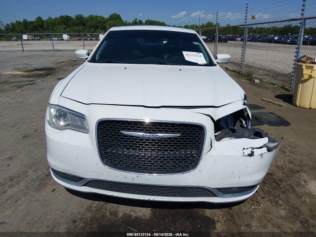 Chrysler 300 Touring L 2018 2C3CCAAGXJH249588 Image 12