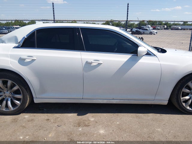 Chrysler 300 Touring L 2018 2C3CCAAGXJH249588 Image 13