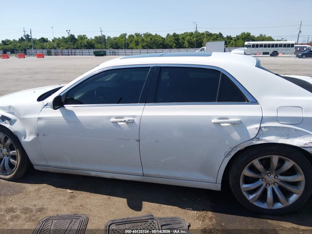 Chrysler 300 Touring L 2018 2C3CCAAGXJH249588 Image 14