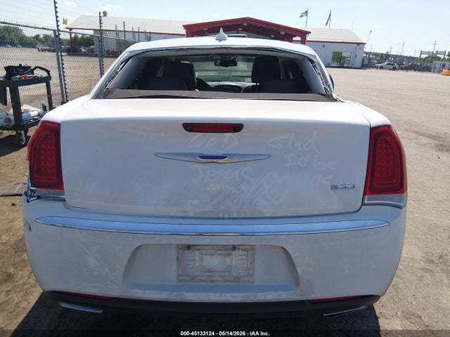 Chrysler 300 Touring L 2018 2C3CCAAGXJH249588 Image 16
