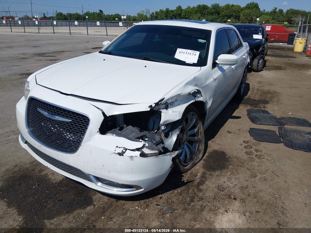 Chrysler 300 Touring L 2018 2C3CCAAGXJH249588 Image 2