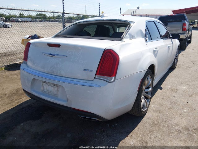 Chrysler 300 Touring L 2018 2C3CCAAGXJH249588 Image 4