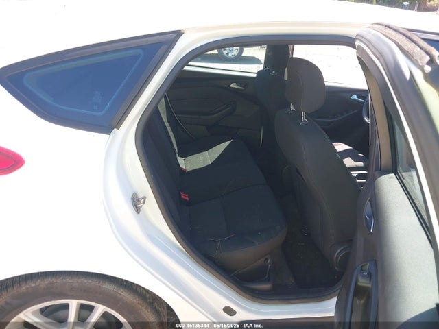 1FADP3K22JL272407 Ford FOCUS SE