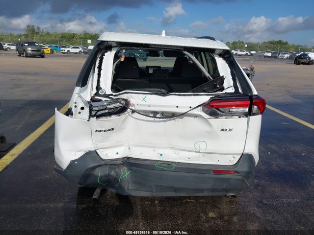 45136916 :رقم المزاد ، 2T3W1RFVXMC125122 vin ، 2021 Toyota Rav4 Xle مزاد بيع
