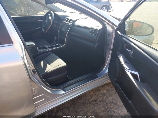 45137371 :رقم المزاد ، 4T1BF1FKXFU476761 vin ، 2015 Toyota Camry Le مزاد بيع