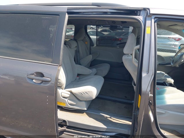 45138141 :رقم المزاد ، 5TDKK3DC7DS338023 vin ، 2013 Toyota Sienna Le V6 8 Passenger مزاد بيع