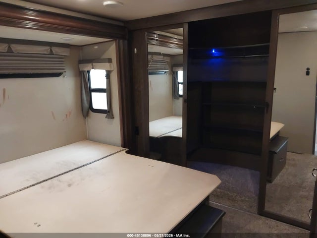 Grand Design Solitude 2016 573FS4229G1106082 Image 5