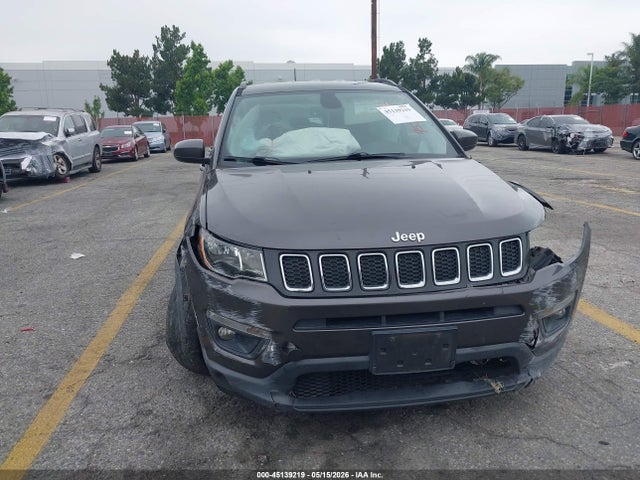 3C4NJCBBXJT194107 Jeep Compass Latitude Fwd