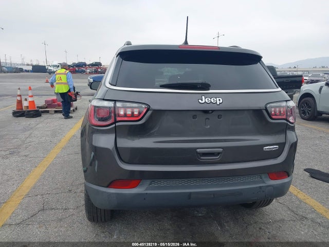 3C4NJCBBXJT194107 Jeep Compass Latitude Fwd