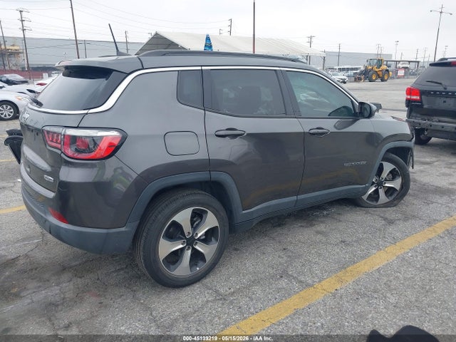 3C4NJCBBXJT194107 Jeep Compass Latitude Fwd