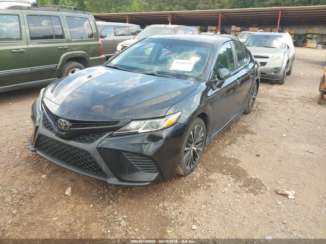 45140559 :رقم المزاد ، 4T1B11HK4JU037074 vin ، 2018 Toyota Camry Se مزاد بيع