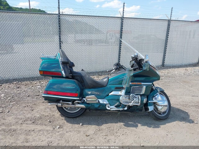 45142393 :رقم المزاد ، 1HFSC2230TA802510 vin ، 1996 Honda Gl1500 Se12 مزاد بيع