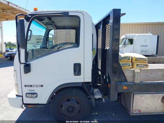 45143640 :رقم المزاد ، 54DB4W1B5CS802631 vin ، 2012 Isuzu Npr مزاد بيع