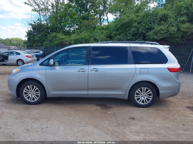 5TDYK3DC1FS549876 Toyota Sienna Xle 8 Passenger