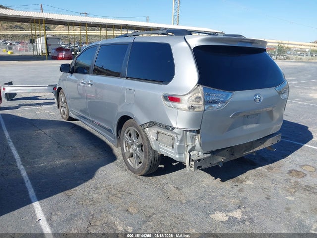 5TDXZ3DC0HS871421 Toyota Sienna Se 8 Passenger
