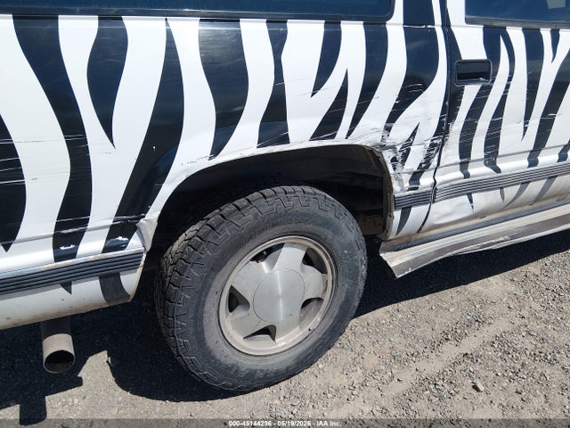 Продаж на аукціоні авто 1993 Gmc Suburban K1500, vin: 1GKFK16K9PJ749438, номер лоту: 45144296