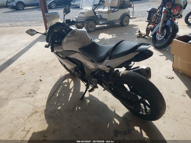 Suzuki GSX250R 2018 LC6DN11A0J1102308 Image 3