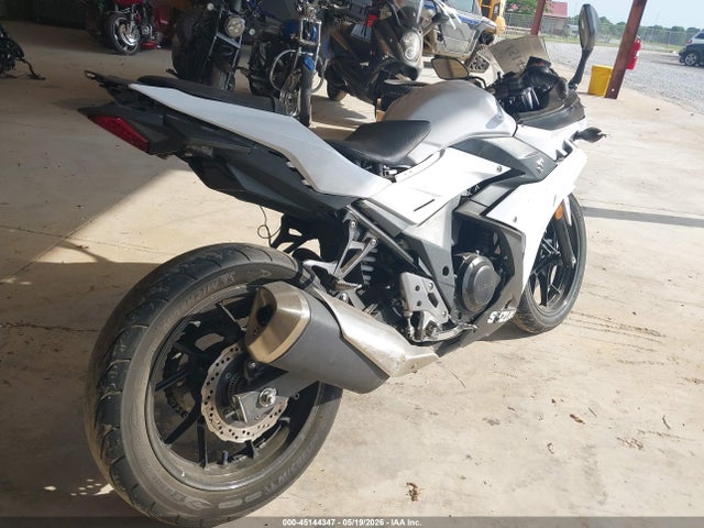 Suzuki GSX250R 2018 LC6DN11A0J1102308 Image 4