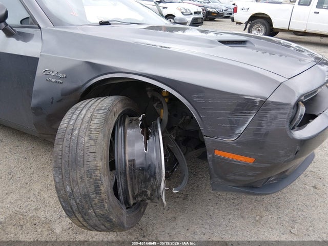 2C3CDZAT5FH823028 Dodge Challenger R/t