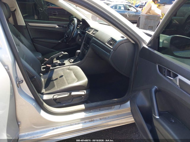 1VWDT7A32HC042901 Volkswagen Passat 1.8t R-line