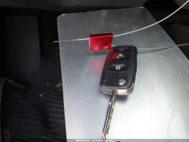 1VWAT7A37GC067696 Volkswagen Passat 1.8t S