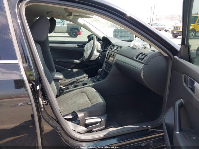 1VWAT7A37GC067696 Volkswagen Passat 1.8t S