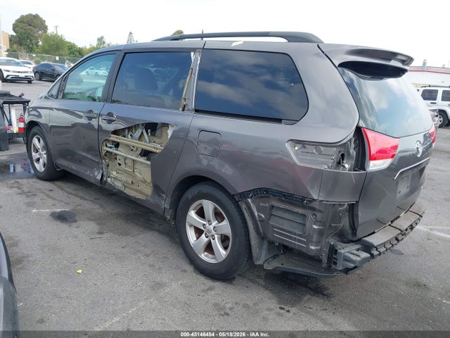 2013 Toyota Sienna Le V6 8 Passenger მანქანა იყიდება აუქციონზე, vin: 5TDKK3DC6DS405002, აუქციონის ნომერი: 45146454
