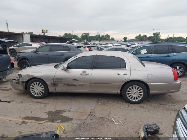 2003 Lincoln Town Car Executive მანქანა იყიდება აუქციონზე, vin: 1LNHM81W13Y673163, აუქციონის ნომერი: 45150218