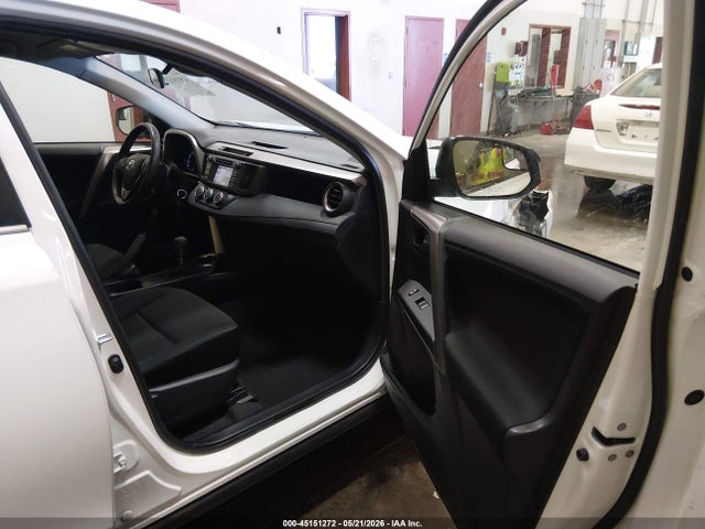 JTMBFREV9JJ255032 Toyota RAV4 LE